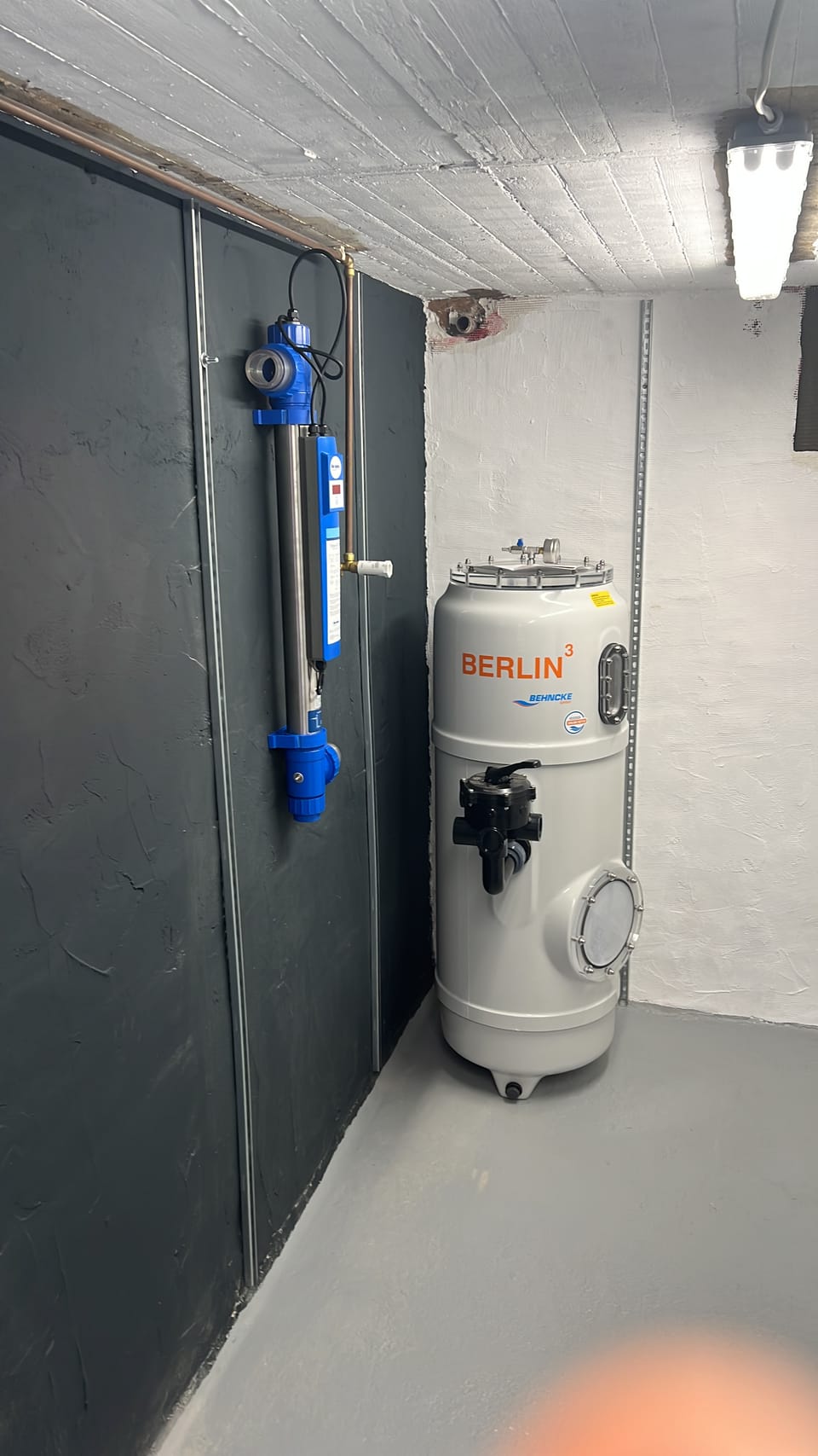 Montierter Filterbehälter mit Mehrwegeventil und UV-C-Anlage im Technikraum