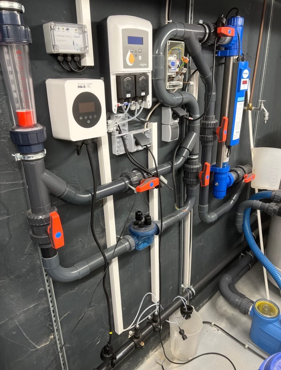 Installierte Mess-, Regel- und Dosiertechnik mit Durchflussmesser, Steuerung und UV-C-Anlage