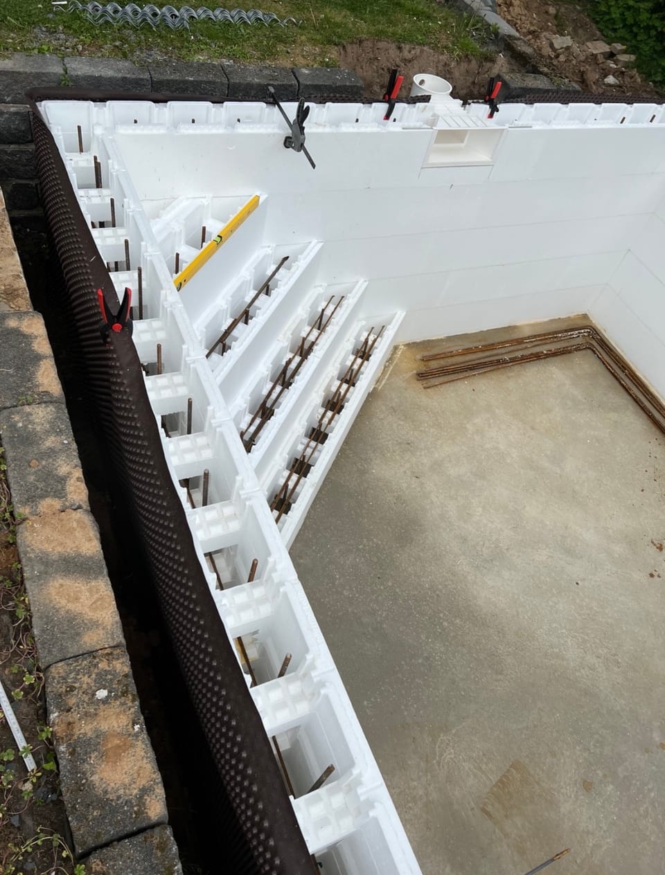 Pool-Rohbau aus Styropor-Schalsteinen mit Bewehrung, Einstiegstreppe und Skimmer